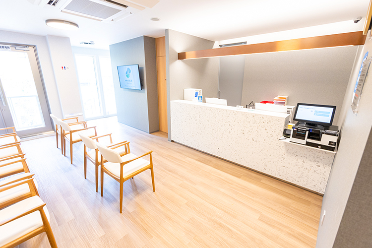 小林大濠公園クリニック 福岡市中央区 白と木目調が基調となった落ち着く待合室