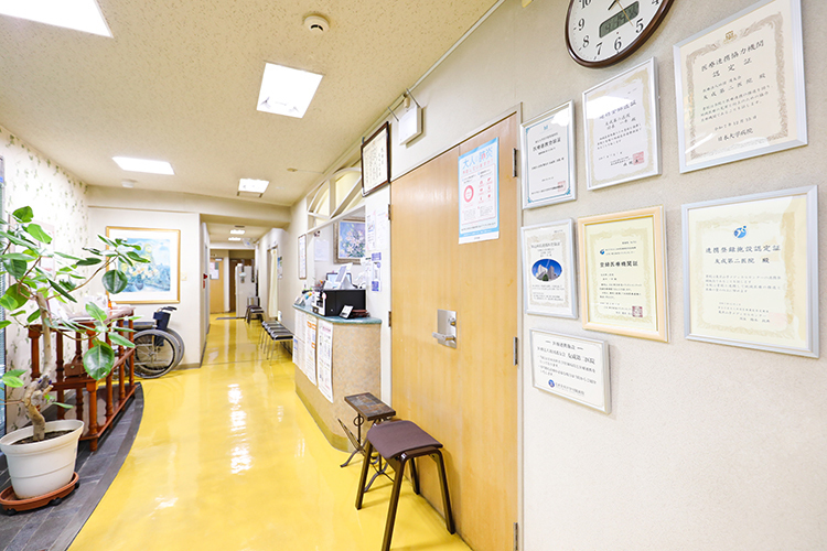 友成第二医院 文京区 受付には自動精算機を導入。スタッフは皆、丁寧な対応を心がける
