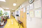 友成第二医院 文京区 受付には自動精算機を導入。スタッフは皆、丁寧な対応を心がける