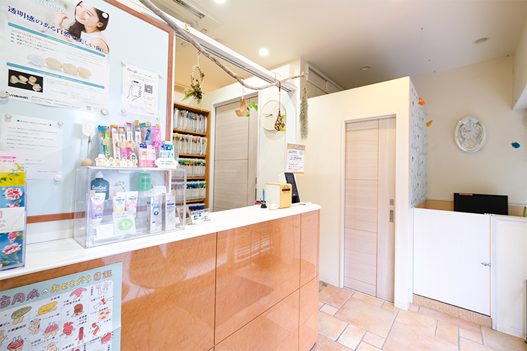 しらゆり歯科医院 松戸市 受付では、声をかけやすい優しい雰囲気のスタッフが出迎える
