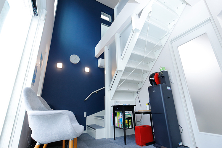 小平歯科医院 文京区 院内は日差しが入り明るく開放感がある