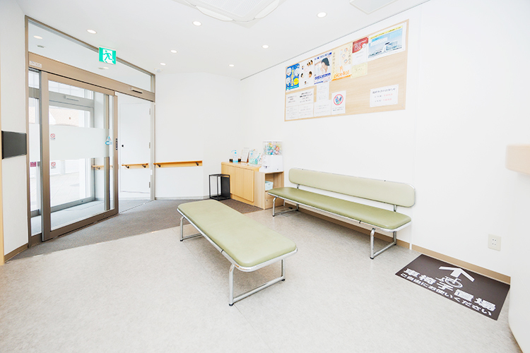 伊藤歯科医院 名古屋市西区 ゆったりとした待合室は居心地が良い