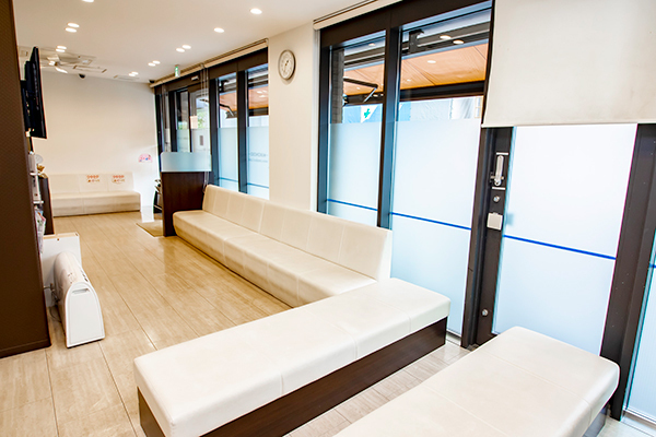 武庫之荘駅前梅華会耳鼻咽喉科クリニック 尼崎市 待合室は清潔感があり、大きな窓から光が差し込む