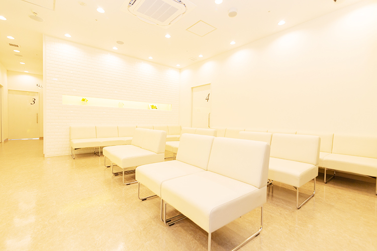 セントラル整形外科 川崎市麻生区 いつもスタッフ、患者ともに笑顔があふれる待合室