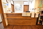ココカラハートクリニック 名古屋市東区 ドアを開くと木の温かみのある受付で、スタッフが迎えてくれる