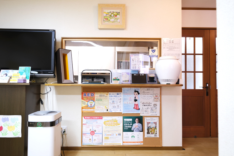 かわかみクリニック 大田区 木の温もりが感じられる、落ち着いた雰囲気の院内