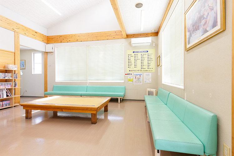 友永クリニック 加古郡稲美町 温かみのある待合室には大きな窓から日の光が差し込む