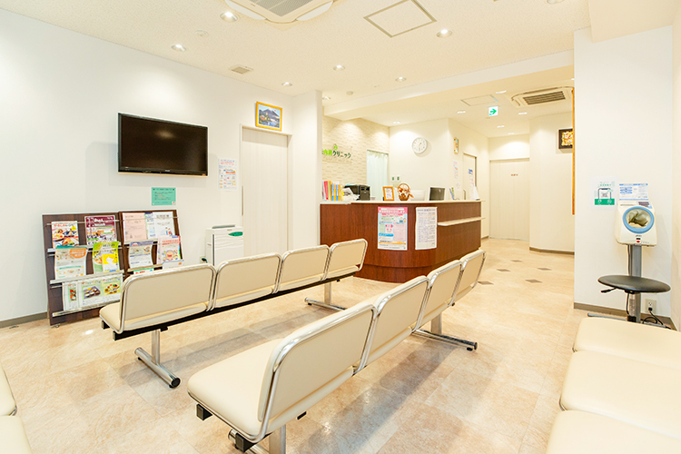 森内科クリニック 吹田市 広々とした待合室。院内はバリアフリーで車いすでの通院も安心