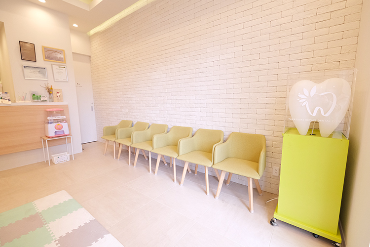 高槻けやき歯科・矯正歯科 高槻市 グリーンの椅子が印象的な明るい雰囲気の待合室