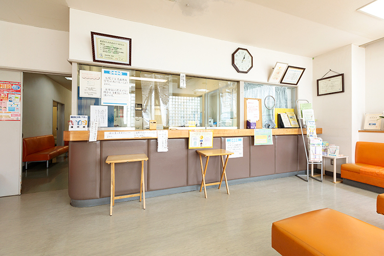 みらいメディカルクリニック川口中央 川口市 明るく広々とした院内で、スタッフが丁寧に迎えてくれる