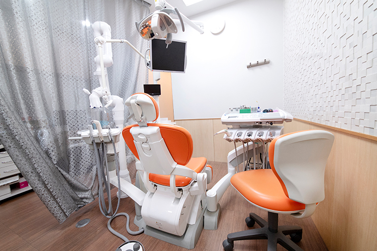 ゆずり葉歯科 中央区 診察台は、メタルカーテンで遮られ半個室になっている