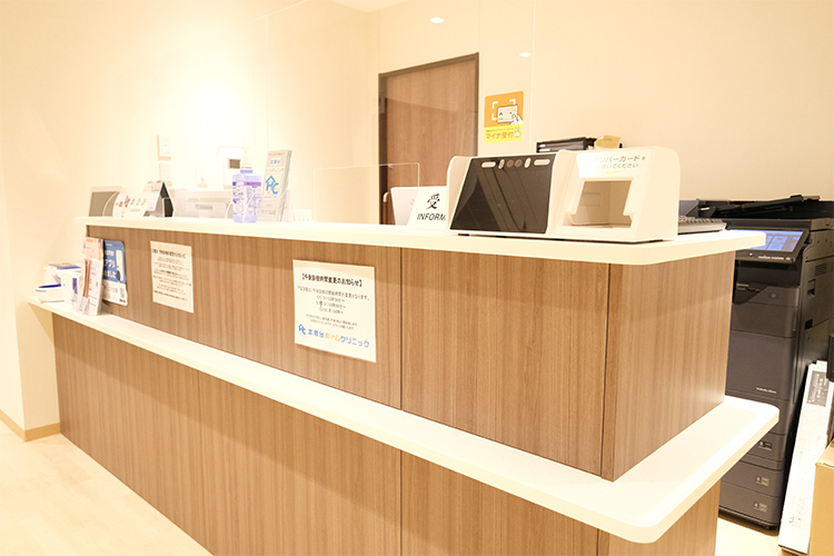 本郷台ホームクリニック 横浜市栄区 清潔感のある受付に、明るく元気に迎えてくれるスタッフ