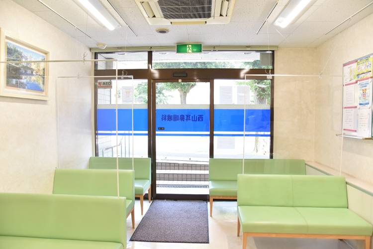 西山耳鼻咽喉科 横浜市青葉区 待合室はパーティションで座席を区切り、感染症対策をしている