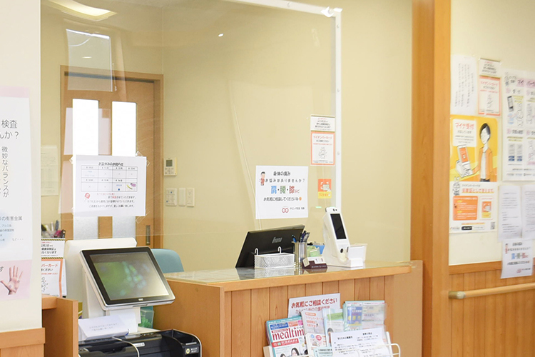 クリニック吉田 橿原市 患者が話しやすいオープンな雰囲気の受付