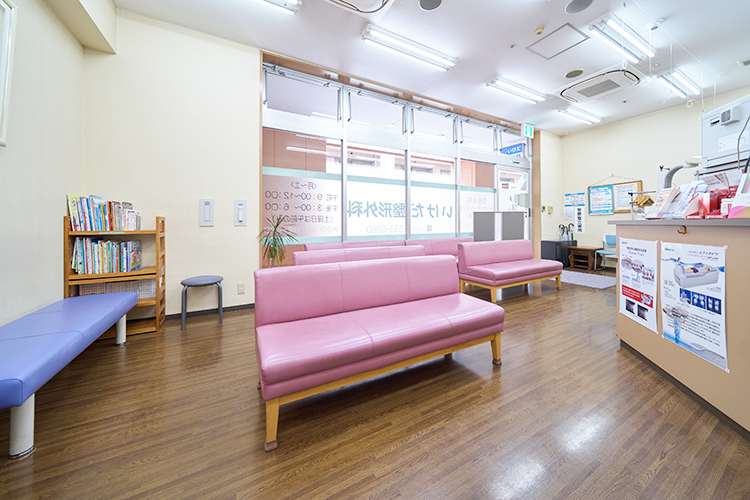 いけだ整形外科  横浜市港北区 待合室は広々としていて、ゆったり待つことができる