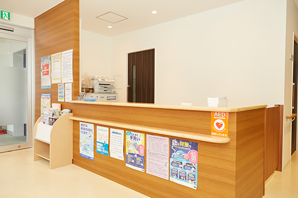 よしおかクリニック 守口市 受付では明るいスタッフが笑顔で迎えてくれる