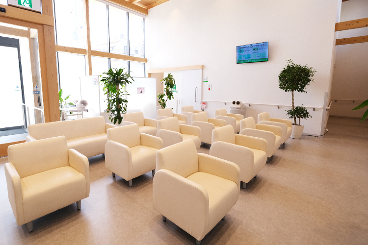 南茨木グリーンクリニック 茨木市 天井が高く開放感のある待合室。女性専用待合室も完備している