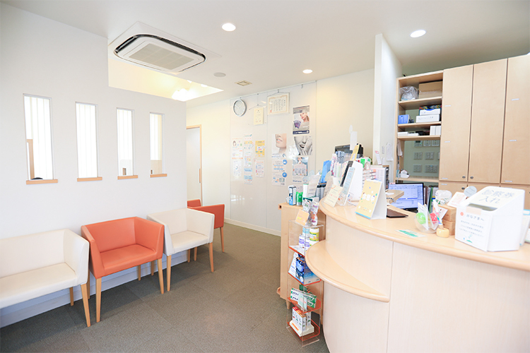 いわみ歯科クリニック 名古屋市緑区 親切なスタッフが迎え入れてくれる。手作りの掲示も楽しい