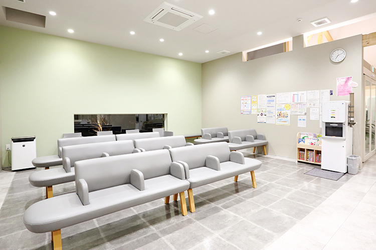 たかさき脳神経外科クリニック 糟屋郡須惠町 シックで明るく清潔な待合室
