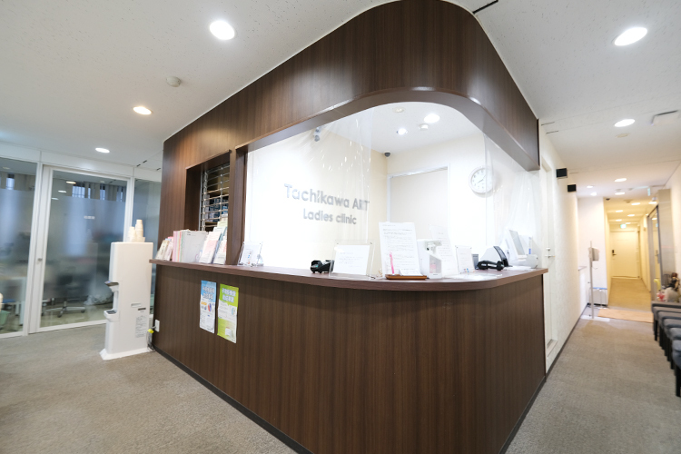 立川ARTレディースクリニック 立川市 スタッフが明るく対応する受付