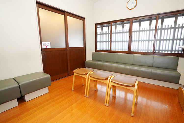 藤田医院 京都市上京区 子ども向けに絵本や水槽が置かれた待合室