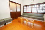 藤田医院 京都市上京区 子ども向けに絵本や水槽が置かれた待合室