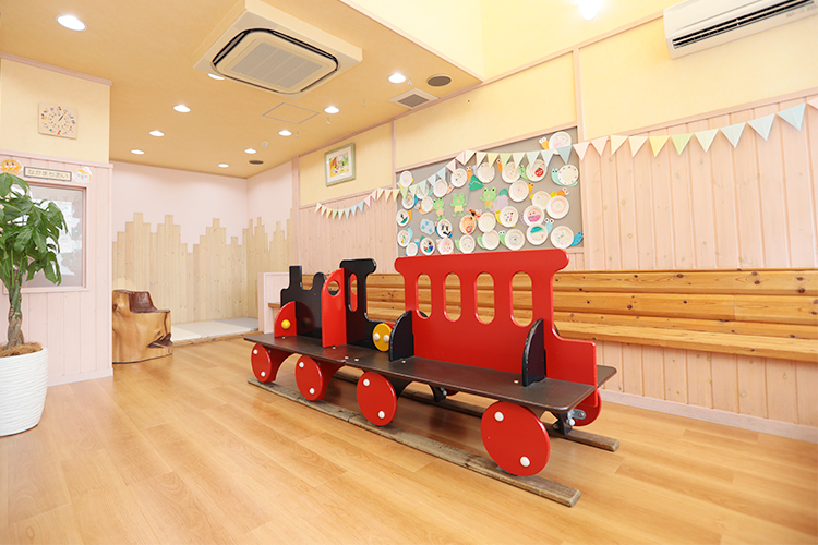 かつらこどもくりにっく 箕面市 木製の汽車が印象的で広々とした開放感のある待合室