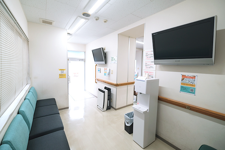 花田内科胃腸科医院 川崎市川崎区 受付スタッフが笑顔で優しく迎える