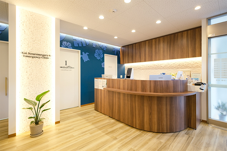 かい脳神経外科・救急クリニック 川崎市宮前区 青と木目を基調にした、カフェのような温かみのある院内