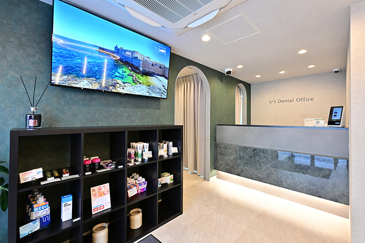 本郷三丁目歯科・矯正歯科 U's Dental Office 文京区 グレーを基調とした受付・待合スペース