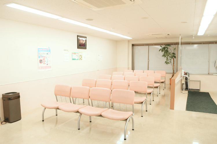 伊藤クリニック 足立区 バリアフリーで広々とした待合室。感染症対策も徹底