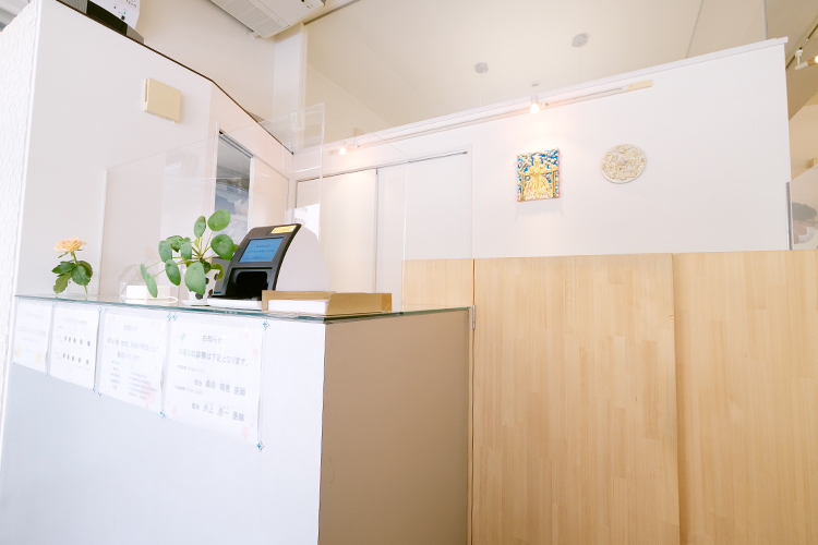 AMAKATA CLINIC 大阪市西区 自然光が差し込み、明るく落ち着いた雰囲気の院内