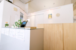 AMAKATA CLINIC 大阪市西区 自然光が差し込み、明るく落ち着いた雰囲気の院内