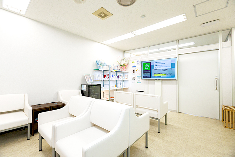 ふるた赤坂・脳神経と内科クリニック 福岡市中央区 優しいミントグリーンの壁と清潔感のある白を基調とした院内