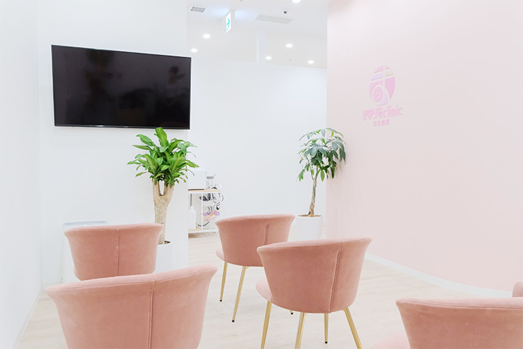 まゆりなclinic名古屋栄 名古屋市中区 明るい雰囲気の居心地の良い待合室