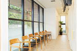 東松山 Jun Dental Clinic 東松山市 家族で通えるよう配慮され、落ち着いて過ごせる待合スペース