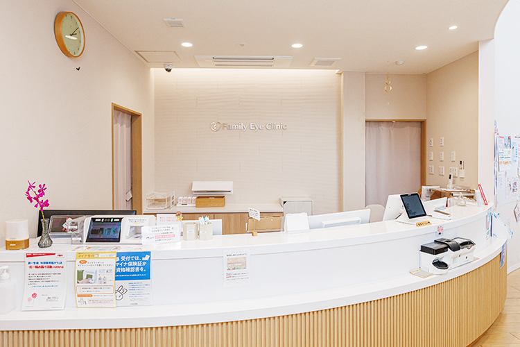 ファミリィ アイ クリニック 佐賀市 壁には調湿効果のある珪藻土を用い、ドライアイに配慮している