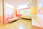 サザン小児科クリニック 相模原市中央区 訪れる子どもを楽しい気分にさせるカラフルな院内