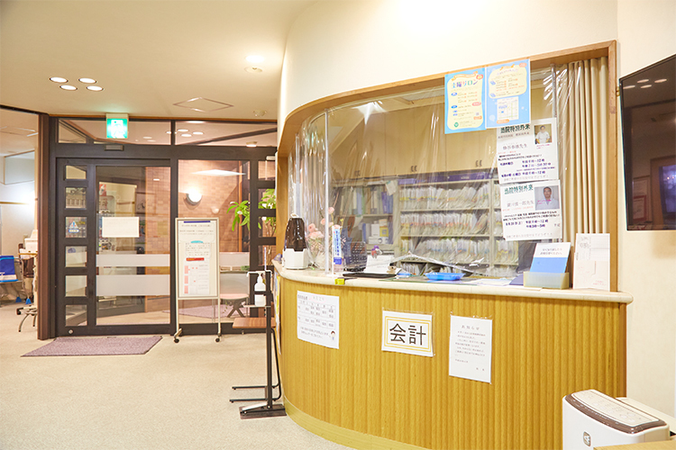 高岡駅南クリニック 高岡市 入口を入ると左側に受付、右側に広いリハビリテーション室がある