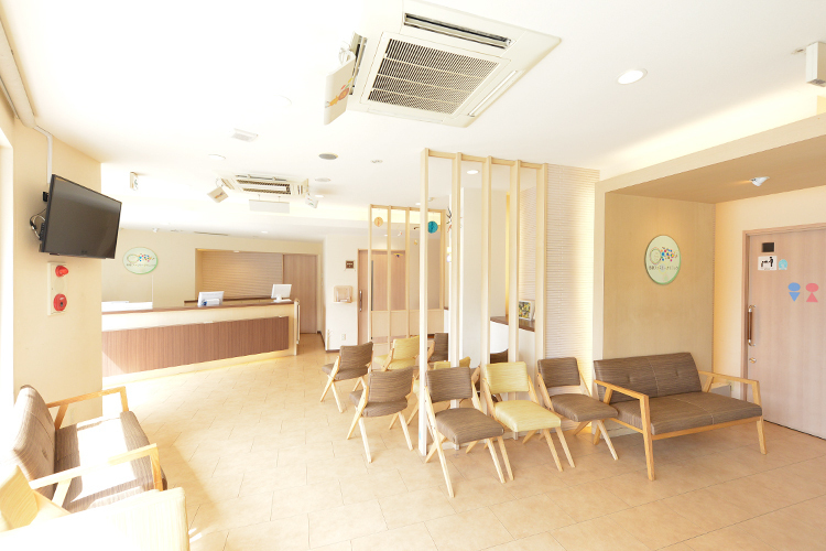 多摩ファミリークリニック 川崎市多摩区 自然光が差し込む院内。待ち時間に無料の無線LANが使用できる