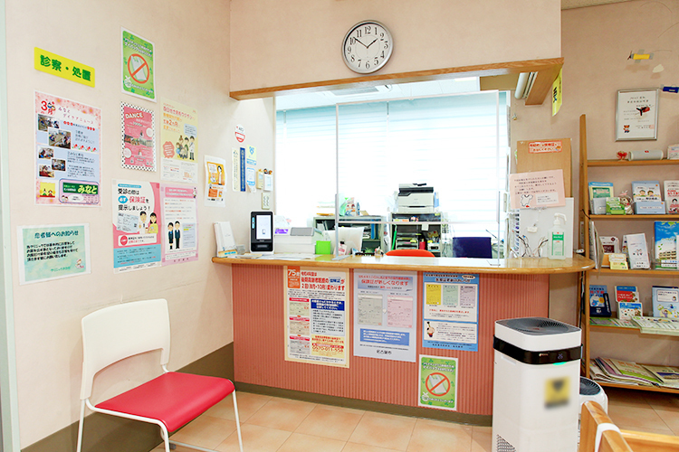 クリニックおかだ 名古屋市港区 受付では、慣れたスタッフが明るくテキパキと対応
