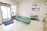 医療法人今村クリニック 寝屋川市 広い待合室は、患者本人だけでなく付添人の負担も軽減する