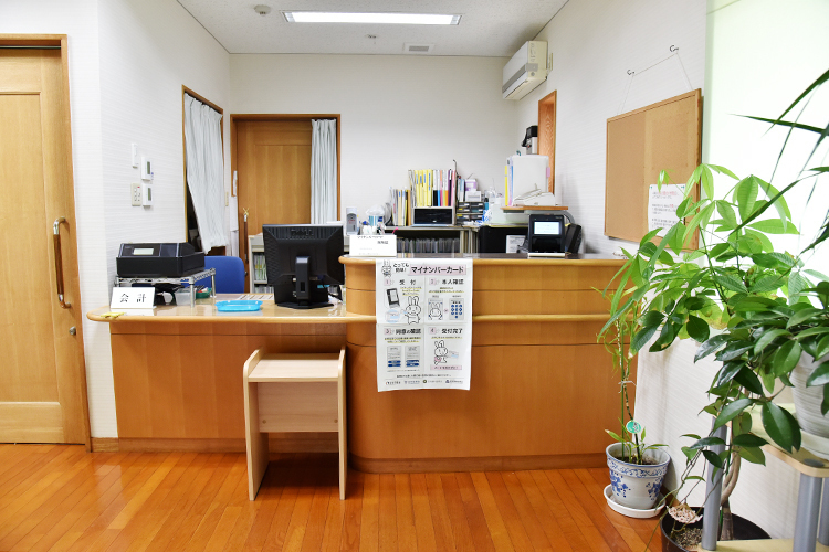 さかい医院 川崎市中原区 車いすの患者に配慮し受付は低くなっている					