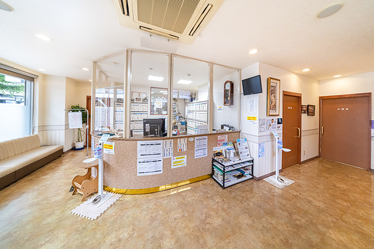 こどもの国安西クリニック 横浜市青葉区 受付奥に院内調剤スペースを設置している