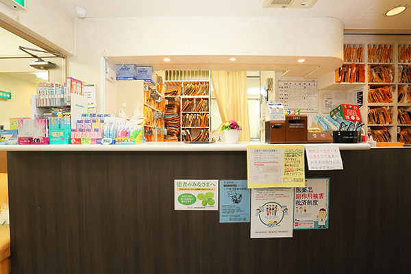  滝川歯科医院 門真市 カルテの量よりたくさんの患者が利用していることがうかがえる