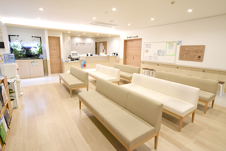 岡田整形外科 新潟市中央区 待合室。自動釣銭機やウェブ問診・予約のシステムを導入している