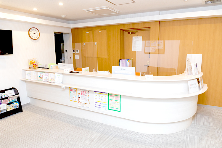 こまごめ内科・循環器内科クリニック 北区 開放的な受付。感染症対策のためアクリル板を設置