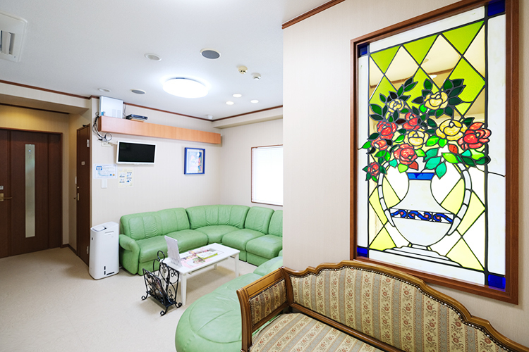 鶴川レディースクリニック  町田市 ステンドグラスが印象的な落ち着いた雰囲気の待合室