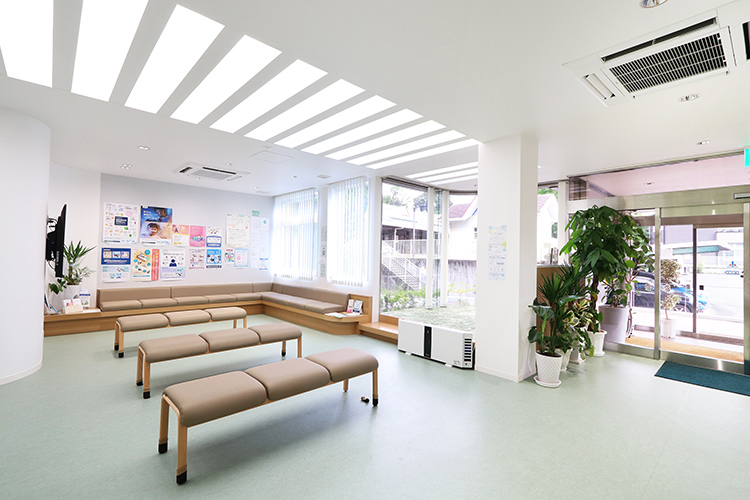 中嶋内科 熊本市北区 明るく広々とした待合室、キッズコーナー有り
