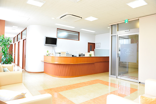 岡村レディースクリニック 東大阪市 院内は広々と明るくリラックスできる